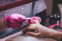 Manicure tytanowy: Czy warto z niego skorzystać?