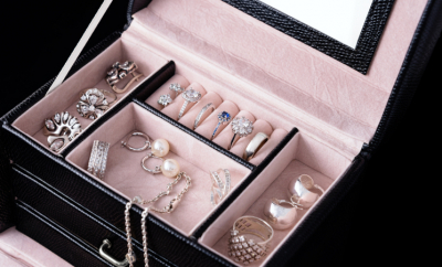 Srebrna biżuteria – jak ją nosić i jak o nią dbać?